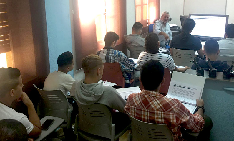 Clase del curso de Chapa y pintura del automóvil